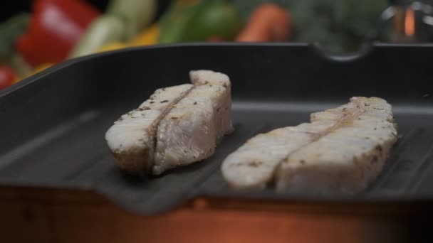 Zamknij profesjonalnego szefa kuchni grillując biały stek filet rybny. Zwolniony ruch - Materiał filmowy, wideo