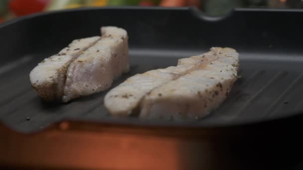 Zamknij profesjonalnego szefa kuchni grillując biały stek filet rybny. Zwolniony ruch - Materiał filmowy, wideo