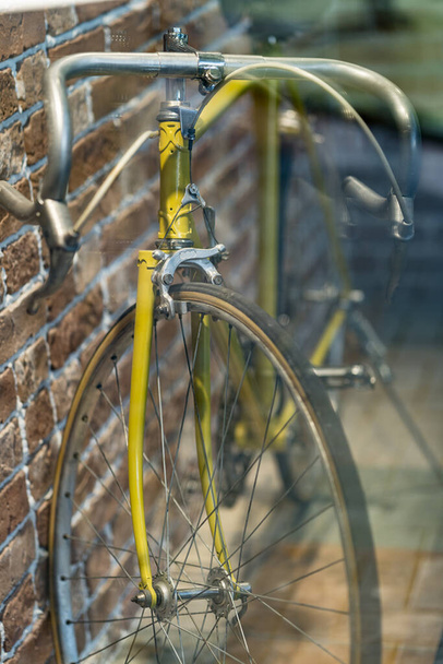 Bicicletta vintage su sfondo mattone - Foto, immagini