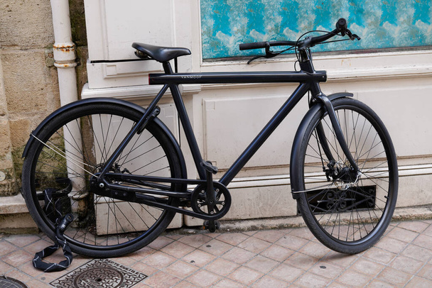 Bordeaux, Aquitaine / France - 09 01 2020: Велосипед Vanmoof припаркований у міському вуличному велосипеді мінімальною модою та елегантністю. - Фото, зображення