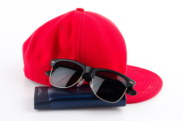 Casquette rouge, lunettes de soleil et lotion
 - Photo, image