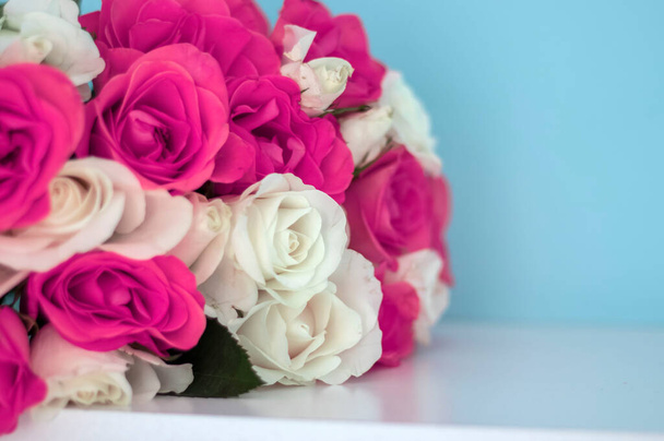Mooi boeket rozen met geschenken en café.Op een witte achtergrond een mooi boeket van kleurrijke rozen. - Foto, afbeelding