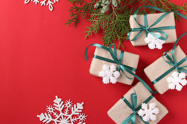 Caixas de presente de Natal com fita verde na superfície vermelha. Espaço para desejos. Cartão de Natal. Vista superior. - Foto, Imagem
