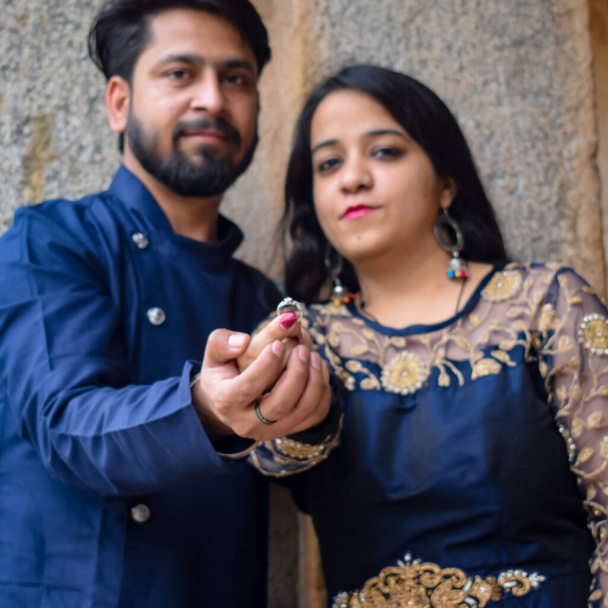 New Delhi Indie 25 listopada 2019 - Para pozować do sesji przedślubnej wewnątrz Lodhi Garden Delhi, popularny zabytek turystyczny w New Delhi Indie, dla ich przedślubnej sesji zdjęciowej, Przedślubna sesja zdjęciowa - Zdjęcie, obraz