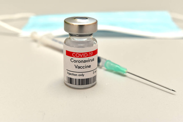 Vaccin Coronavirus COVID-19 en flacon et seringue. Gros plan sur fond blanc. - Photo, image