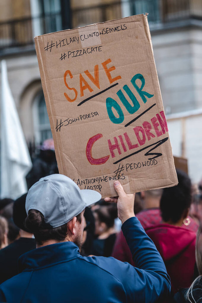 Londres / Reino Unido - 2020.09.05: Gente con pancartas y pancartas gritando en Save Our Children Protesta contra la trata de niños. - Foto, Imagen