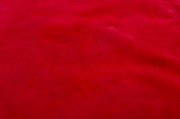 Červené matné pozadí semišové tkaniny, detailní záběr. Sametová textura z hladké vinné usně. Hmotné makro. Červená textura - Fotografie, Obrázek