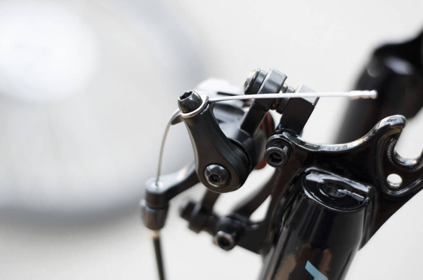 Cabo de freio de bicicleta e parte de garfo de freios a disco dianteiros. Reparação de bicicletas. - Foto, Imagem