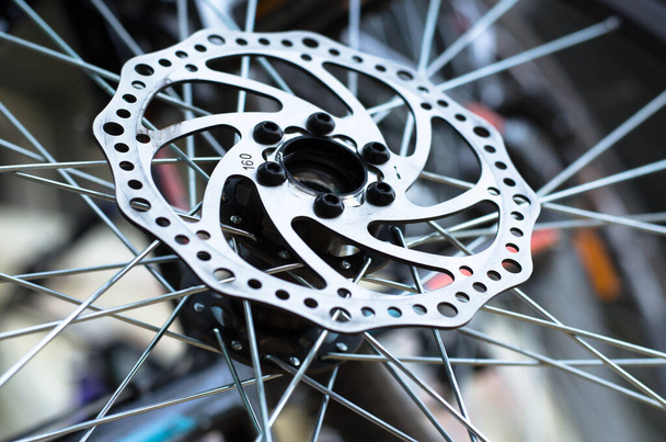 Travão de disco de uma roda de bicicleta dianteira close-up. Reparação de bicicletas. - Foto, Imagem