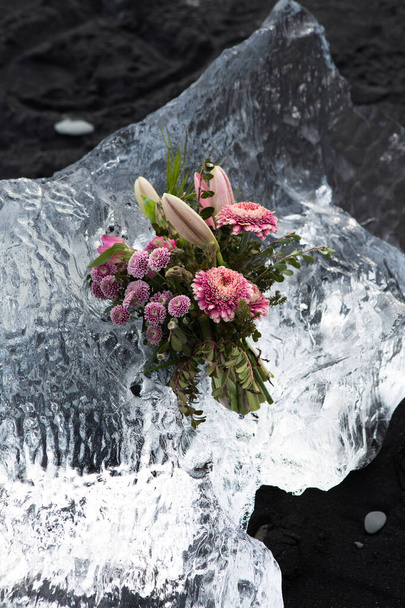 Wedding bouquet. The most important bouquet at the wedding is the bride's bouquet. A bouquet of flowers lies on ice - Foto, Imagem
