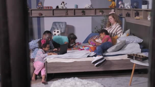 Sokszínű család gyermekekkel, akik otthon töltik a szabadidejüket - Felvétel, videó