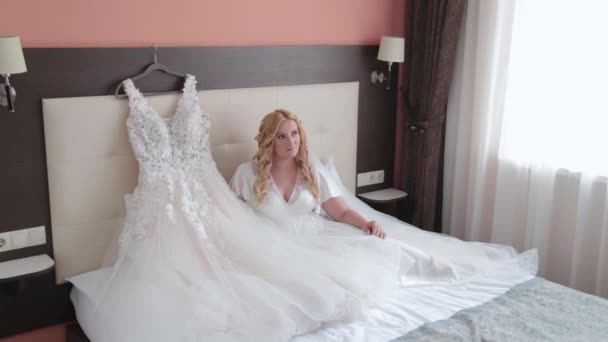 Woman bride on bed posing. - Footage, Video