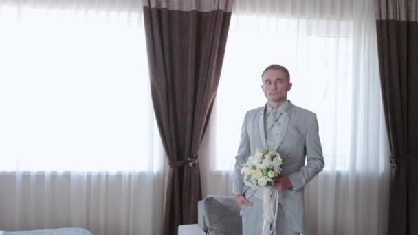 Jóképű férfi esküvői csokorral a kezében.. - Felvétel, videó
