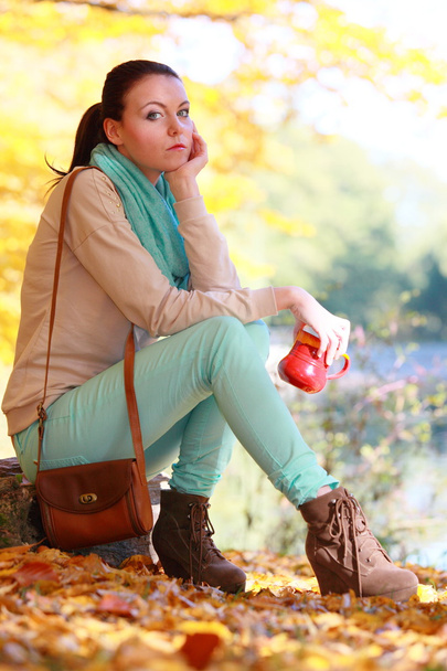 dziewczyna relaks w parku jesień, ciesząc się gorący napój - Zdjęcie, obraz