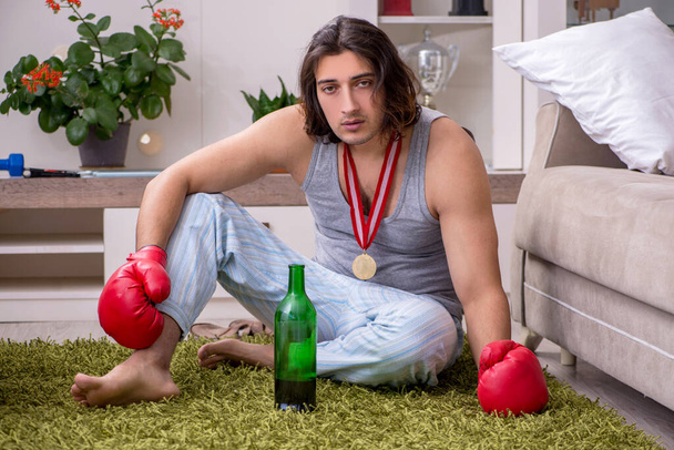 Mannelijke ex-kampioen bokser lijdt aan alcoholisme thuis - Foto, afbeelding