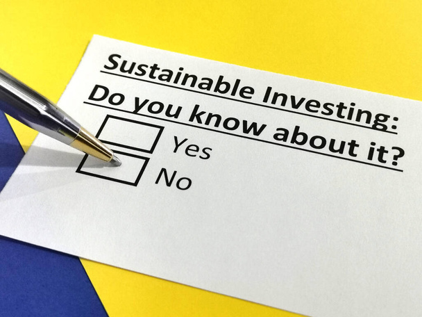 Jedna osoba odpowiada na pytanie o zrównoważone inwestowanie. - Zdjęcie, obraz
