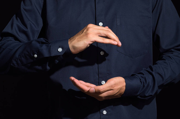 Человеческие руки несут жесты в голубой одежде - Фото, изображение