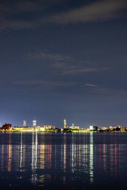 Небо Млечного Пути над замком в Рокпорте, штат Массачусетс. - Фото, изображение
