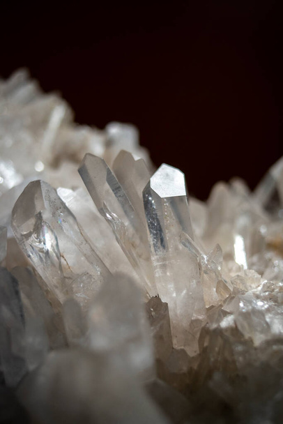 Quartz Crystal на чорному тлі - Фото, зображення