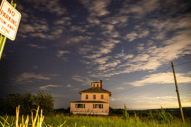 Vía Láctea cielo sobre castillo en Rockport, Massachusetts. - Foto, imagen