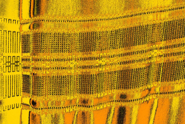 Karmínově žluté a černé barvy grungy zeď, texturované pozadí  - Fotografie, Obrázek