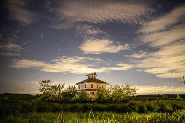Vía Láctea cielo sobre castillo en Rockport, Massachusetts. - Foto, imagen