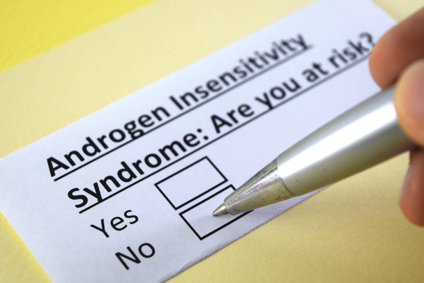 Eine Person beantwortet Fragen zum Androgen-Unempfindlichkeitssyndrom. - Foto, Bild
