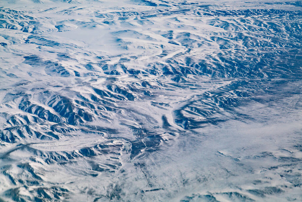 Hermosa montaña de roca negra con nieve cubierta, vista aérea  - Foto, Imagen