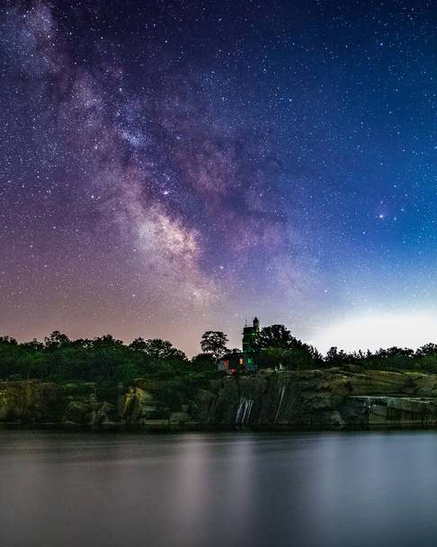 Vía Láctea cielo sobre castillo en Rockport, Massachusetts. - Foto, Imagen