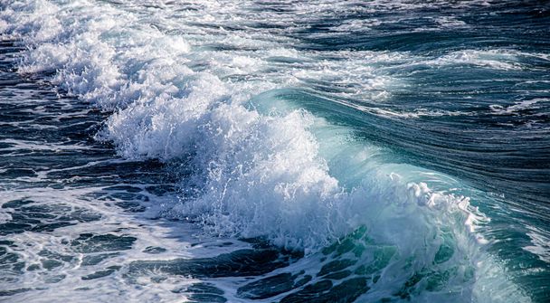 Gyönyörű tomboló tengerek tengeri habbal és hullámokkal. A türkiz hullámok háttere. - Fotó, kép