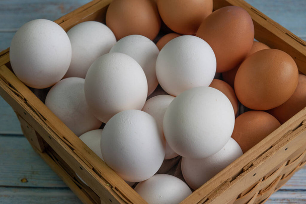 βιολογικά καφέ και λευκά αυγά στο καλάθι - Φωτογραφία, εικόνα