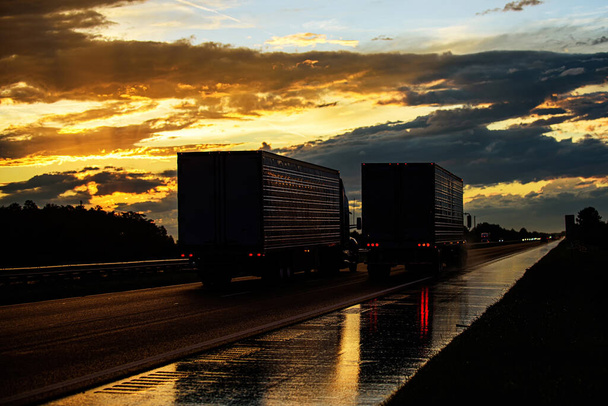 日没の背景にトラック。アメリカの道路上の美しいトラック。事業及び輸送. - 写真・画像