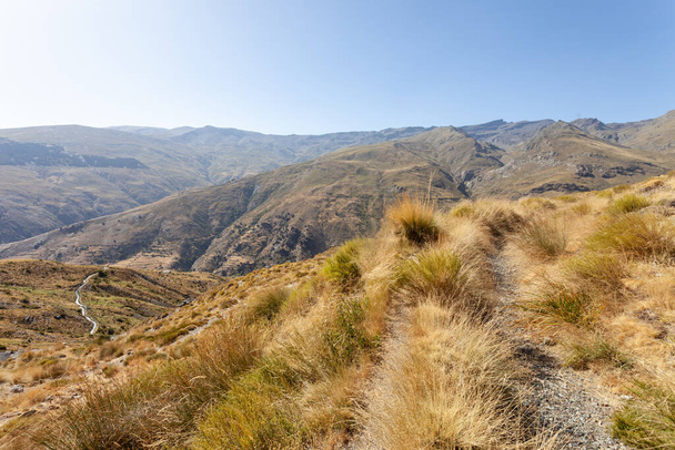 Una vista sul paesaggio essiccato della valle del fiume Nacimiento in Sierra Nevada, Spagna - Foto, immagini