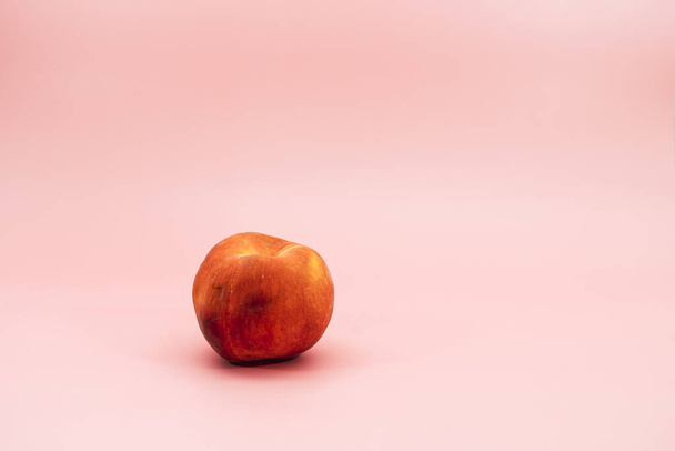A closeup shot of red apple isolated on pink background - Foto, immagini