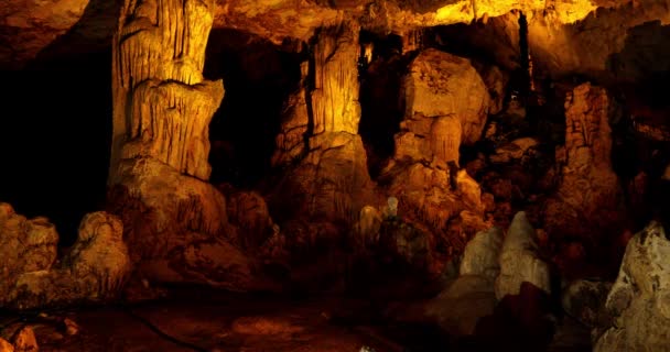У печері Балліка. Токат Туреччина. Печера Балліка на південному заході від Токата є однією з найвідоміших печер Туреччини.. - Кадри, відео