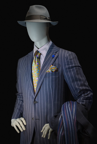 Maniquí con traje y sombrero a rayas
 - Foto, imagen