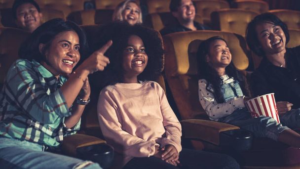 Lidé sledují film v kině kina. Skupina rekreační činnost a zábavní koncept. - Fotografie, Obrázek