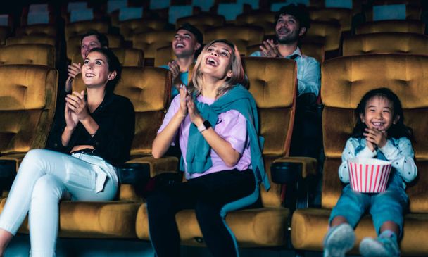 La gente guarda film al cinema. Attività ricreative di gruppo e concetto di intrattenimento. - Foto, immagini