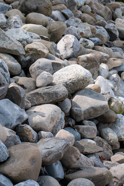közeli kép egy halom nagy kavicsos kövek a kertben - Fotó, kép