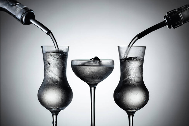 Silne napoje alkoholowe w tamowanych szklankach z lodem. - Zdjęcie, obraz
