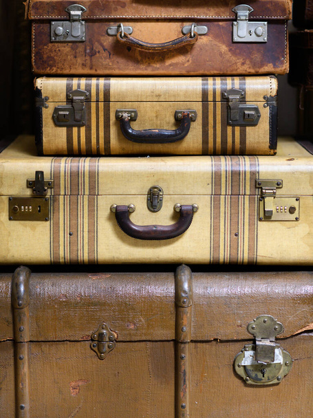 Vintage bőröndök és csomagtartó egymásra egymásra rakva egy közeli kivágott kilátás koncepció az utazás - Fotó, kép