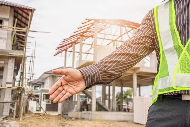 Asiático hombre de negocios ingeniero de construcción trabajador en el sitio de construcción de casa - Foto, imagen