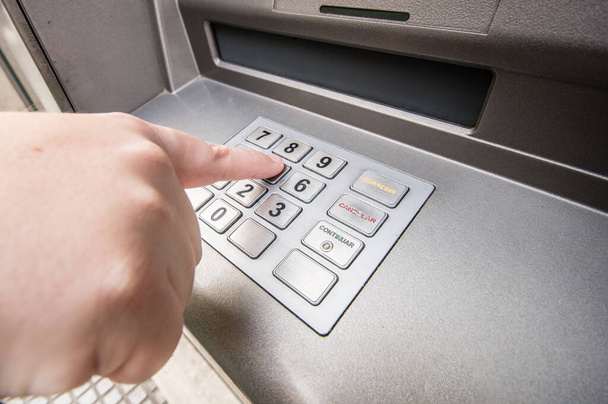 kobieta palec naciśnięcie hasła numer na bankomacie - Zdjęcie, obraz