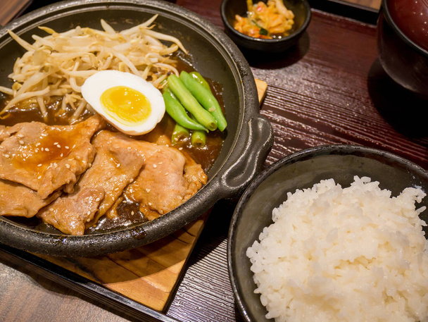 χοιρινό με αυγά και λαχανικά σε ζεστό πιάτο, χοιρινό teppanyaki Ιαπωνική Μαγειρική - Φωτογραφία, εικόνα