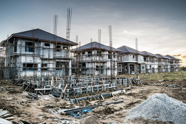 строительство нового жилого дома на строительной площадке - Фото, изображение