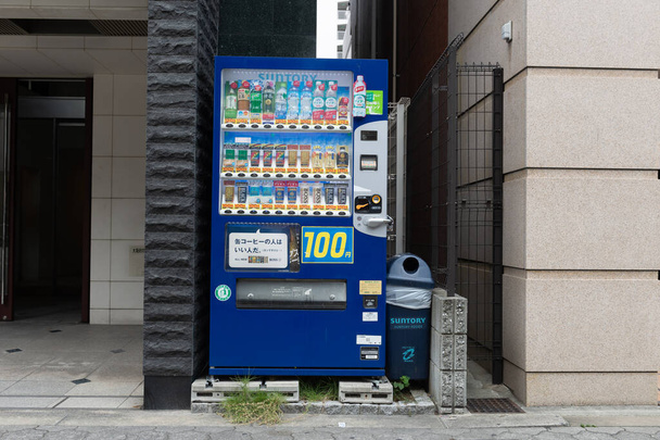 Osaka, Japón - octubre de 2019: Máquinas expendedoras de varias empresas en Osaka. Japón tiene el mayor número de máquinas expendedoras per cápita en el mundo en alrededor de una a veintitrés personas. - Foto, imagen
