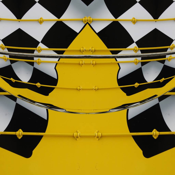 perinteinen moottoriurheilun tarkistettu lippu voittaa kuvake kirkkaan keltainen tausta kuvioita ja malleja - Valokuva, kuva