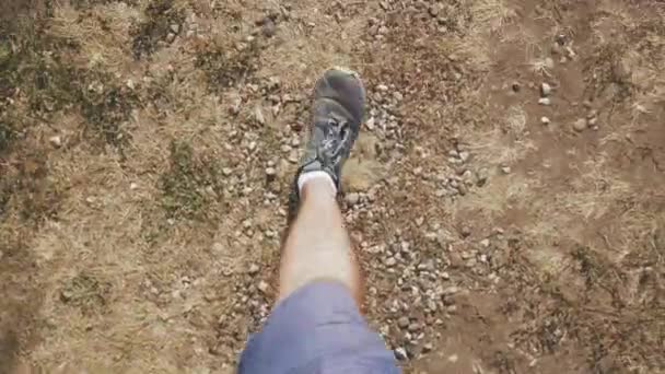 Крупный план мужчины, идущего по земле в деревне - Кадры, видео