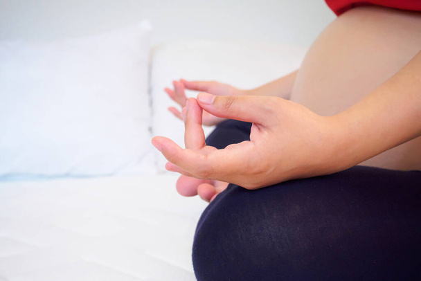 Zwangere vrouw doet yoga - Foto, afbeelding