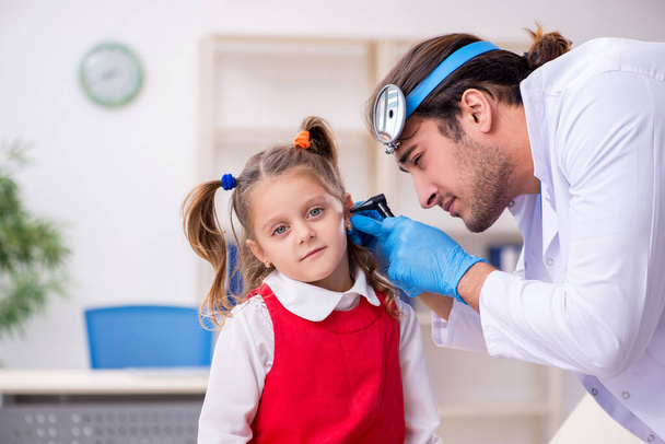 小さな女の子訪問若い男性医師otorhinolaryngology - 写真・画像